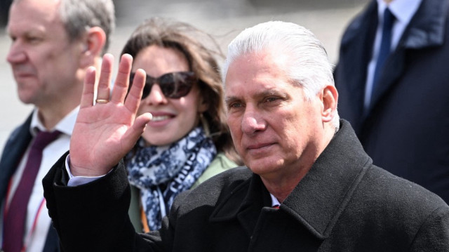 Le président de Cuba, Miguel Diaz-Canel, salue la foule alors qu'il quitte la Place Rouge après le défilé militaire du Jour de la Victoire, dans le centre de Moscou, le 9 mai 2025. La Russie célèbre le 80e anniversaire de la victoire de l'Union soviétique sur l'Allemagne nazie lors de la Seconde Guerre mondiale.