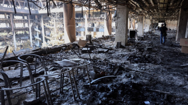 Cette photo montre le bâtiment fortement endommagé de la radio-télévision de la République islamique d'Iran (IRIB) après qu'il a été touché quelques jours plus tôt par une frappe israélienne, à Téhéran, le 19 juin 2025.