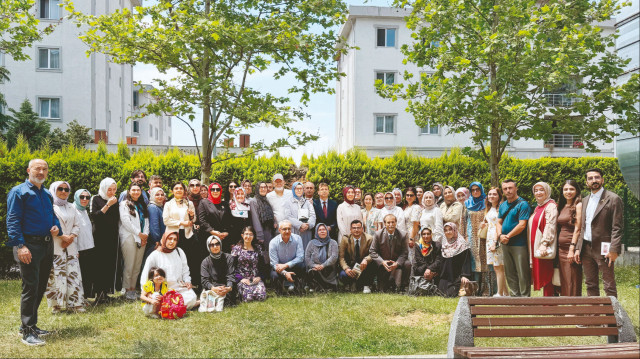 Kutlu, hayat hikayesinden ve yazarlığından bazı anıları paylaşarak öğretmenlerin sorularını yanıtladı.