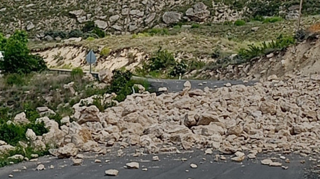 Darende'de heyelan riski nedeniyle yol ulaşıma kapatıldı