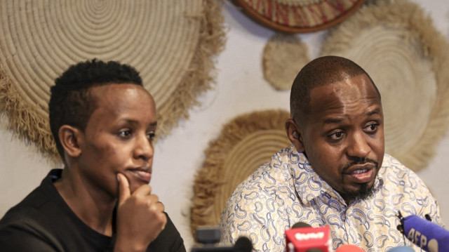 Le journaliste kenyan et militant des droits de l'homme Boniface Mwangi (à droite) et l'activiste ougandais Agather Atuhaire (à gauche) donnent une conférence de presse commune à Nairobi le 2 juin 2025, à la suite de leur détention controversée de trois jours et des tortures qu'ils auraient subies, cette fois par les autorités tanzaniennes, pour être venus manifester leur soutien à Tundu Lissu, figure de l'opposition emprisonnée, qui comparaissait lors d'une audience du tribunal pour trahison dans la capitale commerciale de la Tanzanie, Dar-es-Salaam.