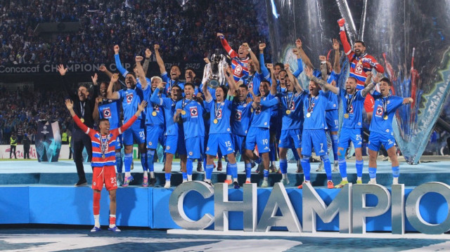 Le milieu de terrain uruguayen de Cruz Azul, n°15 Ignacio Rivero, soulève le trophée aux côtés de ses coéquipiers après la victoire en finale de la Coupe des champions de la Concacaf face aux Vancouver Whitecaps, au stade Olimpico Universitario de Mexico, le 1er juin 2025.