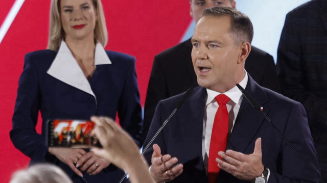 Karol Nawrocki, candidat à l'élection présidentielle polonaise de 2025 soutenu par le parti de droite Droit et Justice (PiS), s'adresse à ses partisans après l'annonce des sondages de sortie des urnes lors de leur soirée électorale au théâtre Mala Warszawa à Varsovie, Pologne, lors du second tour des élections présidentielles le 1er juin 2025.