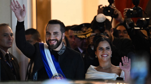 Le président du Salvador, Nayib Bukele, et son épouse Gabriela Rodriguez quittent le Théâtre national après avoir prononcé son discours de première année à San Salvador, le 1er juin 2025.
