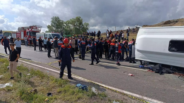 Cenazeden dönenleri taşıyan midibüs yan yattı