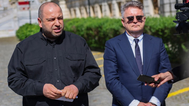 Le chef de la délégation ukrainienne et ministre ukrainien de la défense, Rustem Umierov (G), s'adresse à la presse après la deuxième réunion des pourparlers directs entre les délégations ukrainienne et russe, au palais de Ciragan, à Istanbul, le 2 juin 2025. Les délégations ukrainienne et russe ont entamé une deuxième série de pourparlers de paix à Istanbul, où elles devraient échanger des plans sur la manière dont elles souhaitent mettre fin à la guerre qui dure depuis trois ans.