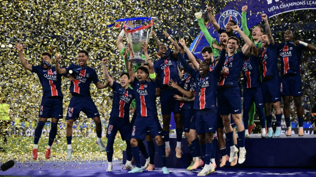 Le capitaine brésilien du Paris Saint-Germain, Marquinhos, soulève le trophée aux côtés de ses coéquipiers après la finale de la Ligue des champions de l’UEFA entre le Paris Saint-Germain (PSG) et l’Inter Milan, à Munich, dans le sud de l’Allemagne, le 31 mai 2025.