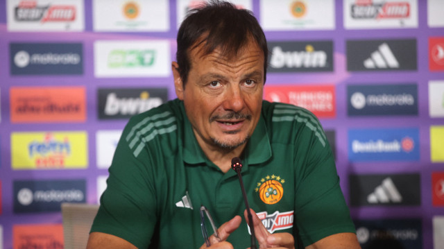 Ergin Ataman, Yunanistan'da şampiyonluk mücadelesi veriyor.