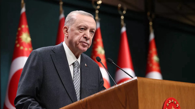 Kabine, Cumhurbaşkanı Recep Tayyip Erdoğan başkanlığında bugün toplanacak. Cumhurbaşkanlığı Külliyesi'nde gerçekleşecek toplantıda 10. Yargı Paketi, ''Terörsüz Türkiye'' süreci, İsrail'in Gazze'ye süren saldırıları ve ekonomik gelişmelerin masaya gelmesi bekleniyor.