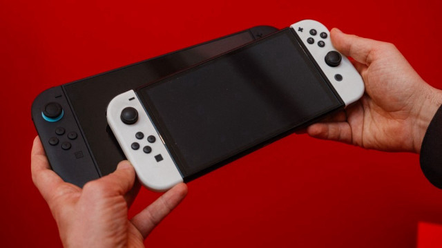 La nouvelle Nintendo Switch 2 (en bas) et la première Nintendo Switch (en haut), consoles de jeux vidéo de la société japonaise de jeux vidéo Nintendo, lors de la présentation mondiale au Grand Palais à Paris, le 2 avril 2025.