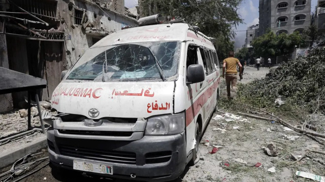 الهلال الأحمر يجلي مصابين وكوادر طبية من مشفى الإندونيسي شمال غزة 
