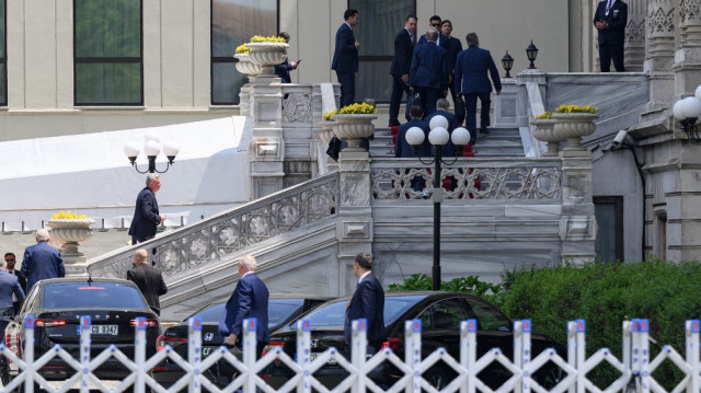 Une délégation russe et ukrainienne arrive au palais de Ciragan pour la deuxième réunion entre les délégations russe et ukrainienne pour les pourparlers de paix à Istanbul, le 2 juin 2025.
