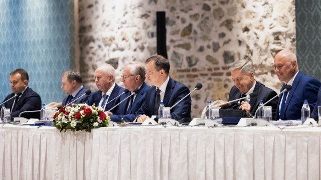 Cette photo prise et diffusée par le ministère turc des Affaires étrangères le 16 mai 2025 montre la délégation russe Aleksandr Fomin (3e G), vice-ministre de la Défense, Mihail Galuzin (4e G), vice-ministre des Affaires étrangères, Vladimir Medinsky (5e G), chef de la délégation des pourparlers de paix, Igor Kostyukov (6e G), directeur du renseignement militaire russe, participant à une réunion pour les pourparlers de paix Ukraine-Russie au bureau présidentiel turc de Dolmabahce, à Istanbul.