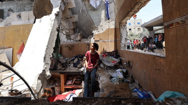 Un enfant se tient dans les décombres d'une maison visée par une frappe israélienne dans le camp de réfugiés palestiniens de Nuseirat, dans le centre de la bande de Gaza, le 1er juin 2025.