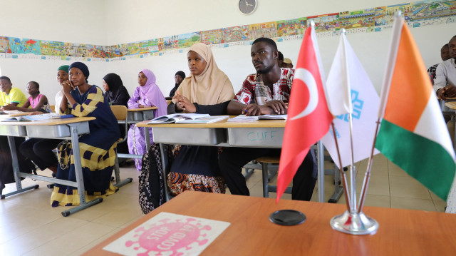 Les étudiants de l'université Félix Houphouët-Boigny, l'un des plus grands établissements d'enseignement supérieur de Côte d'Ivoire, pays d'Afrique de l'Ouest, s'améliorent et apprennent à connaître la Turquie de près en suivant des cours de turc.