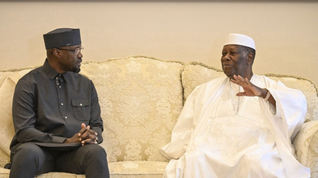 Le président ivoirien Alassane Ouattara (à droite) rencontre le premier ministre sénégalais Ousmane Sonko à la résidence présidentielle d'Abidjan, le 30 mai 2025.