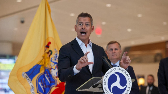 Le secrétaire d'État aux transports, Sean Duffy, tient une conférence de presse à l'aéroport international de Newark Liberty, où il a annoncé la réouverture d'une piste importante de l'aéroport, près de deux semaines avant la date prévue, le 2 juin 2025 à Newark, dans le New Jersey.