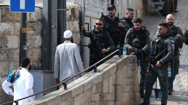 شرطة الاحتلال تمنع آلاف الفلسطينيين من أداء صلاة الجمعة بالأقصى