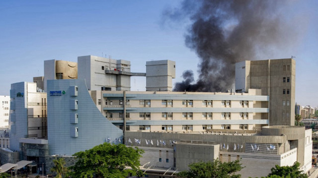 De la fumée s'échappe d'un bâtiment de l'hôpital Soroka à Beersheba, dans le sud d'Israël, à la suite d'une attaque de missiles iraniens, le 19 juin 2025.