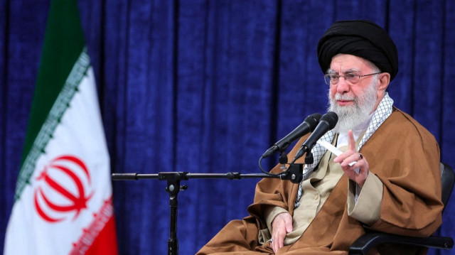 Cette photo diffusée par le bureau du guide suprême iranien, l'ayatollah Ali Khamenei, le montre en train de s'adresser à des membres de l'armée de l'air iranienne à Téhéran, le 7 février 2025.
