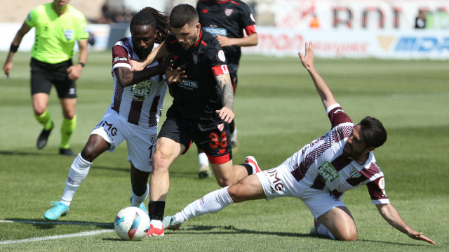 Trendyol 1. Lig play-off 2. tur ikiknci maçında Teksüt Bandırmaspor ile Geosis Boluspor karşı karşıya geldi. Geosis Boluspor oyuncusu Enes Alıç (ortada), bir pozisyonda rakibiyle mücadele etti.

