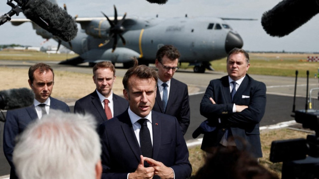 Le président français Emmanuel Macron (C) à côté du ministre français des Armées Sébastien Lecornu, du ministre français chargé de l'Industrie et de l'Énergie Marc Ferracci, du ministre français chargé de l'Enseignement supérieur et de la Recherche Philippe Baptiste et du ministre français chargé des Transports Philippe Tabarot, s'adresse aux journalistes après avoir débarqué d'un avion militaire Airbus A400M pour une visite à la 55e édition du Salon international de l'aéronautique et de l'espace (SIAE) à l'aéroport de Paris-Le Bourget, au Bourget, au nord de Paris, le 20 juin 2025.
