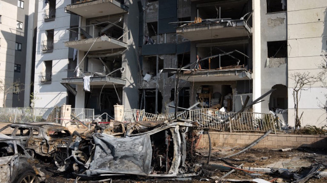 Photo de la destruction du site d'une attaque de missiles iraniens dans un quartier résidentiel de Beersheba, dans le sud d'Israël, le 20 juin 2025.