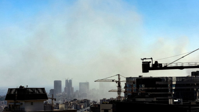 De la fumée s'élève au-dessus des bâtiments de Téhéran après une frappe israélienne, le 18 juin 2025, au sixième jour des combats entre l'Iran et Israël.