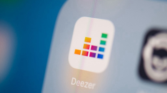 Un outil de détection développé en interne permet à Deezer d’identifier les morceaux créés par IA et de les exclure des calculs de royalties.