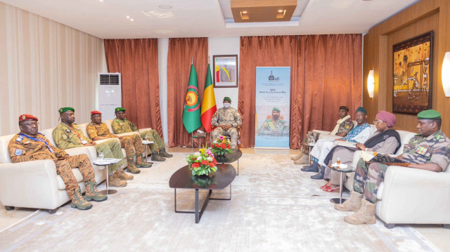 Le Président de la Transition du Mali, le Général d’Armée Assimi GOÏTA, Président de la Confédération des États du Sahel (AES), a reçu en audience le 20 juin 2025, les ministres de la Défense des pays membres de l'AES, actuellement réunis à Bamako pour une concertation stratégique de haut niveau.