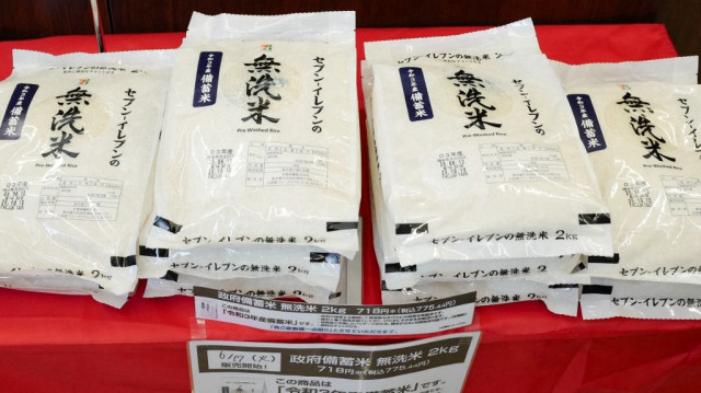 Des sacs de riz stockés par le gouvernement sont présentés avant d'être vendus dans une section de la chaîne de magasins de proximité Seven-Eleven Japan à Tokyo le 17 juin 2025.