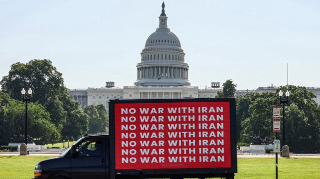 Un panneau d'affichage électronique prônant "Pas de guerre avec l'Iran" passe devant le Capitole le 19 juin 2025 à Washington, DC.