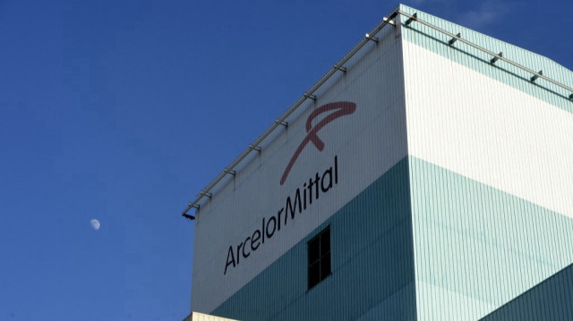 Le groupe abandonne un investissement de 2,5 milliards d’euros, invoquant une rentabilité insuffisante dans un contexte de crise industrielle.