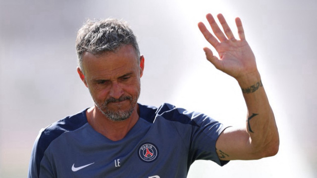 L'entraîneur du PSG, Luis Enrique, salue la foule lors du match du groupe B de la Coupe du monde des clubs 2025 entre le Paris Saint-Germain et Botafogo, au Rose Bowl Stadium, le 19 juin 2025 à Pasadena, en Californie.