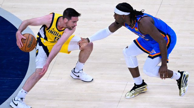 Amerikan Basketbol Ligi (NBA) final serisinin altıncı maçında, Indiana Pacers ve Oklahoma City Thunder takımları, Indianapolis kentindeki Gainbridge Fieldhouse Stadyumu'nda karşı karşıya geldi. Bir pozisyonda Indiana Pacers takımı oyuncusu T.J. McConnell (9) rakibi Luguentz Dort (5) ile mücadele etti.