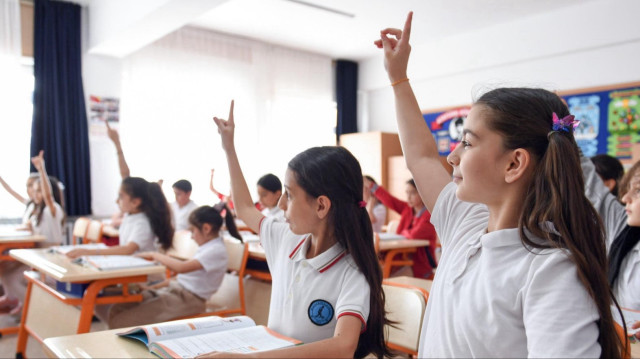Okullarda serbest kıyafet kalkıyor, yeniden forma geliyor