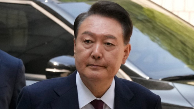 Le président sud-coréen Yoon Suk Yeol, accusé d'avoir orchestré une rébellion lors de la proclamation de la loi martiale le 3 décembre 2024, arrive pour assister à son procès au tribunal central de Séoul, le 12 mai 2025.