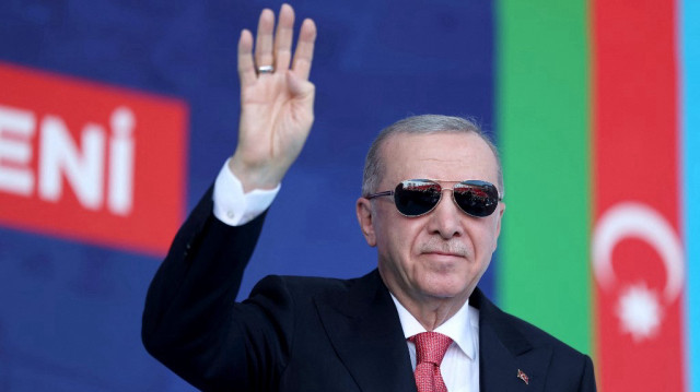 Le 19 juin 2025, le président turc Recep Tayyip Erdogan salue ses partisans lors de la cérémonie de remise des 250 000 maisons reconstruites après le tremblement de terre de Kahramanmaras.