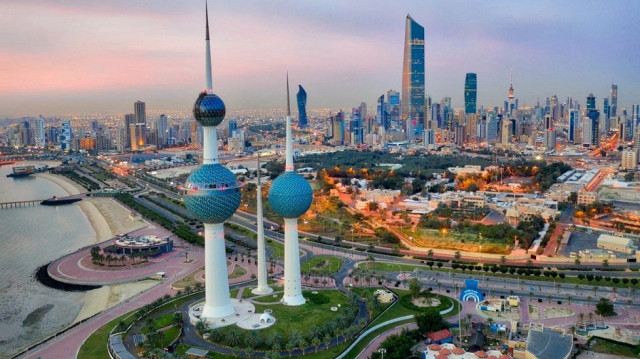 الكويت تبدأ إجلاء رعاياها من إيران وعمان تعلن نجاح المرحلة الخامسة