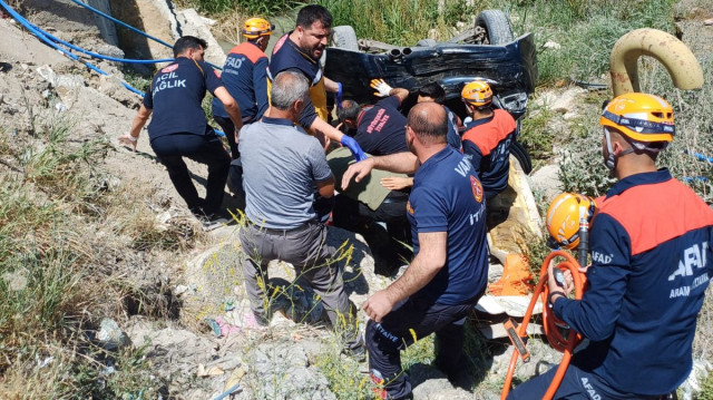 Yaralılar, ambulansla hastaneye kaldırıldı.