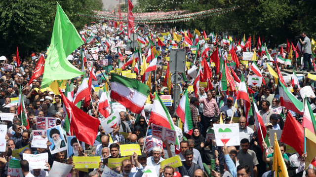 Des Iraniens brandissent le drapeau national et scandent des slogans lors d'un rassemblement anti-israélien à Téhéran, le 20 juin 2025. Israël et l'Iran ont de nouveau échangé des tirs le 20 juin, une semaine après le début de la guerre entre ces ennemis de longue date.