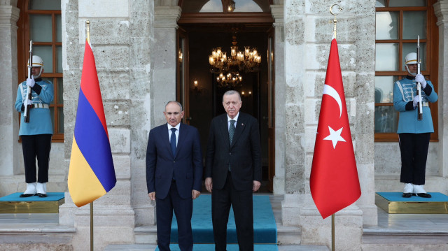Le président turc Recep Tayyip Erdogan a reçu le Premier ministre arménien Nikol Pashinyan au bureau de travail de Dolmabahçe à Istanbul.