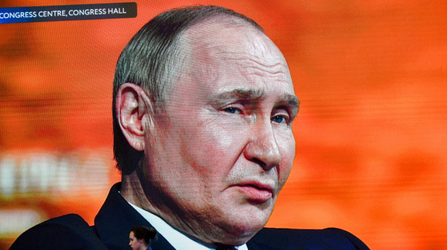 Le président russe Vladimir Poutine est vu sur des écrans de télévision géants à l'intérieur du centre de convention et d'exposition ExpoForum alors qu'il assiste à la session plénière du Forum économique international de Saint-Pétersbourg (SPIEF) à Saint-Pétersbourg, le 20 juin 2025. La 28e édition du Forum économique international de Saint-Pétersbourg (SPIEF) se tient au Centre de conventions et d'expositions ExpoForum de Saint-Pétersbourg du 18 au 21 juin 2025.