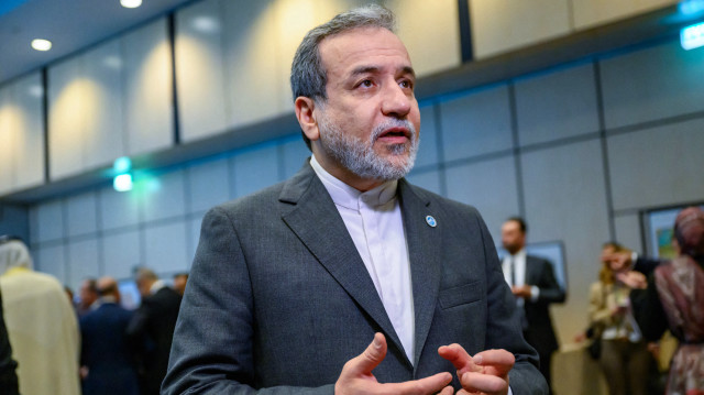 Le ministre iranien des Affaires étrangères, Abbas Araghchi, s'adresse aux journalistes devant la photo de famille lors de la 51e session du Conseil des ministres des Affaires étrangères de l'Organisation de la coopération islamique (OCI) à Istanbul, le 21 juin 2025.