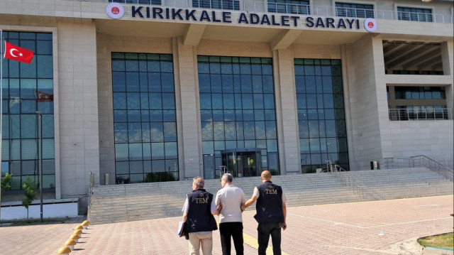 Firari hükümlü, işlemlerinin ardından cezaevine teslim edildi.