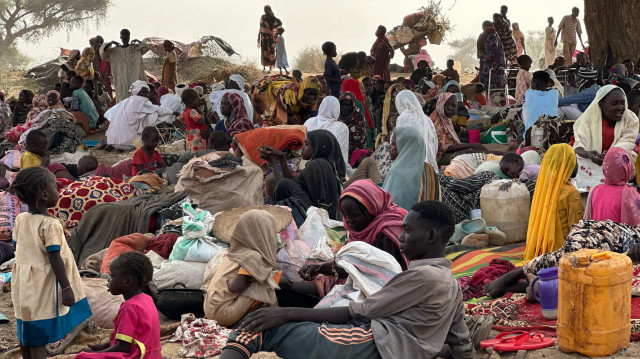 Le 13 avril 2025, des personnes ayant fui le camp de déplacés de Zamzam, tombé sous le contrôle des forces de sécurité soudanaises, se reposent dans un campement de fortune situé dans un champ près de la ville de Tawila, dans la région du Darfour occidental, déchirée par la guerre au Soudan. Selon les Nations unies, plus de 400 personnes ont été tuées et environ 400 000 personnes ont été déplacées depuis que les forces de sécurité soudanaises ont commencé vendredi à attaquer Zamzam, où des sources d'aide estiment que jusqu'à un million de personnes étaient réfugiées.