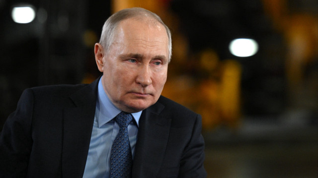 Le président russe Vladimir Poutine rencontre des ouvriers lors de sa visite de l'usine Tulazheldormash, première entreprise russe de construction de machines, à Toula, le 4 avril 2023.