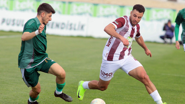 Trendyol 1. Lig'in 36. haftasında Teksüt Bandırmaspor ile Esenler Erokspor Bandırma 17 Eylül Stadyumu'nda karşılaştı. Bir pozisyonda Teksüt Bandırmasporlu Billal Messaouldı (sağda) ile Esenler Erokspor oyuncusu Furkan Orak (solda) mücadele etti.