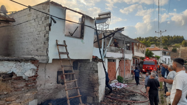 Yangın, diğer evlere rüzgarın etkisiyle sıçradı.
