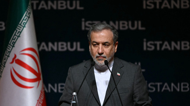 Le ministre iranien des Affaires étrangères, Abbas Araghchi, s'exprime lors d'une conférence de presse au centre de congrès Lutfi Kırdar, en marge de la 51e session du Conseil des ministres des Affaires étrangères de l'Organisation de la coopération islamique (OCI), à Istanbul, le 22 juin 2025. Le ministre iranien des Affaires étrangères, Abbas Araghchi, a condamné le 22 juin 2025 les attaques américaines contre des sites nucléaires clés, les qualifiant de "scandaleuses", et a déclaré que son pays avait le droit de défendre sa souveraineté.